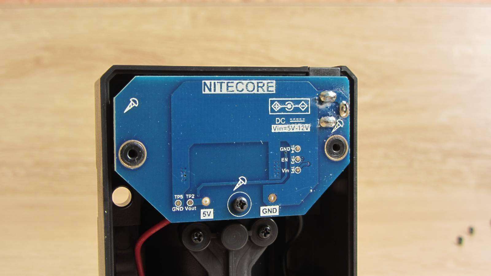 Другие - Китай: Обзор Nitecore R25 - фонаря с док-станцией и аккумулятором в комплекте