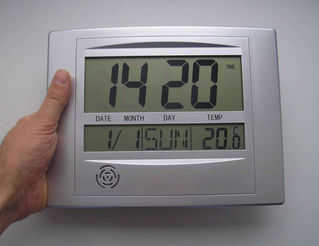 Как установить время на электронных настольных. Часы цифровые VST-7079. Китайские электронные часы настольные. Часы настенные электронные. Китайские настенные электронные часы.