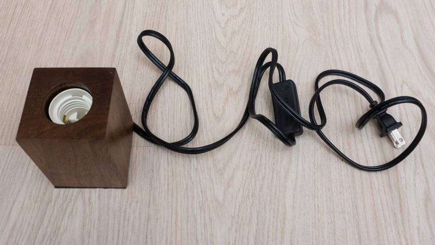 GearBest: Лампа Xiaomi Yeelight RGBW + деревянная подставка для E27, бюджетный вариант умного светильника